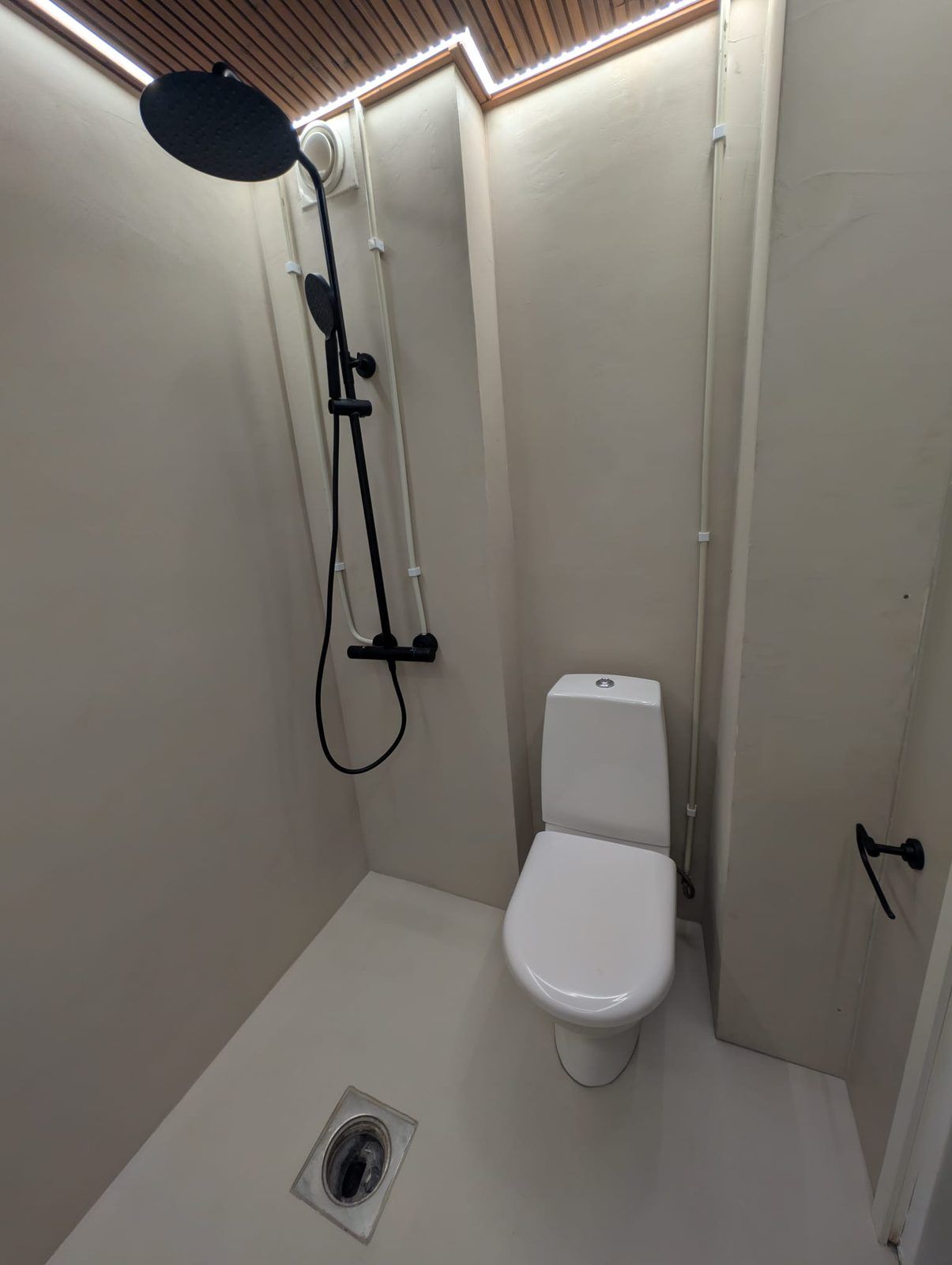 Hartsipinnoitettu suihku-wc saumattomalla lattialla Tampereella