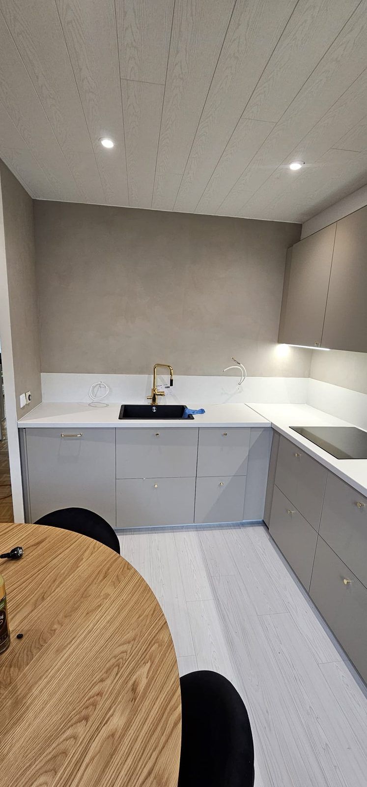 Keittiöremontti, mikrosementtiseinä ja kultainen keittiöhana Tampereella
