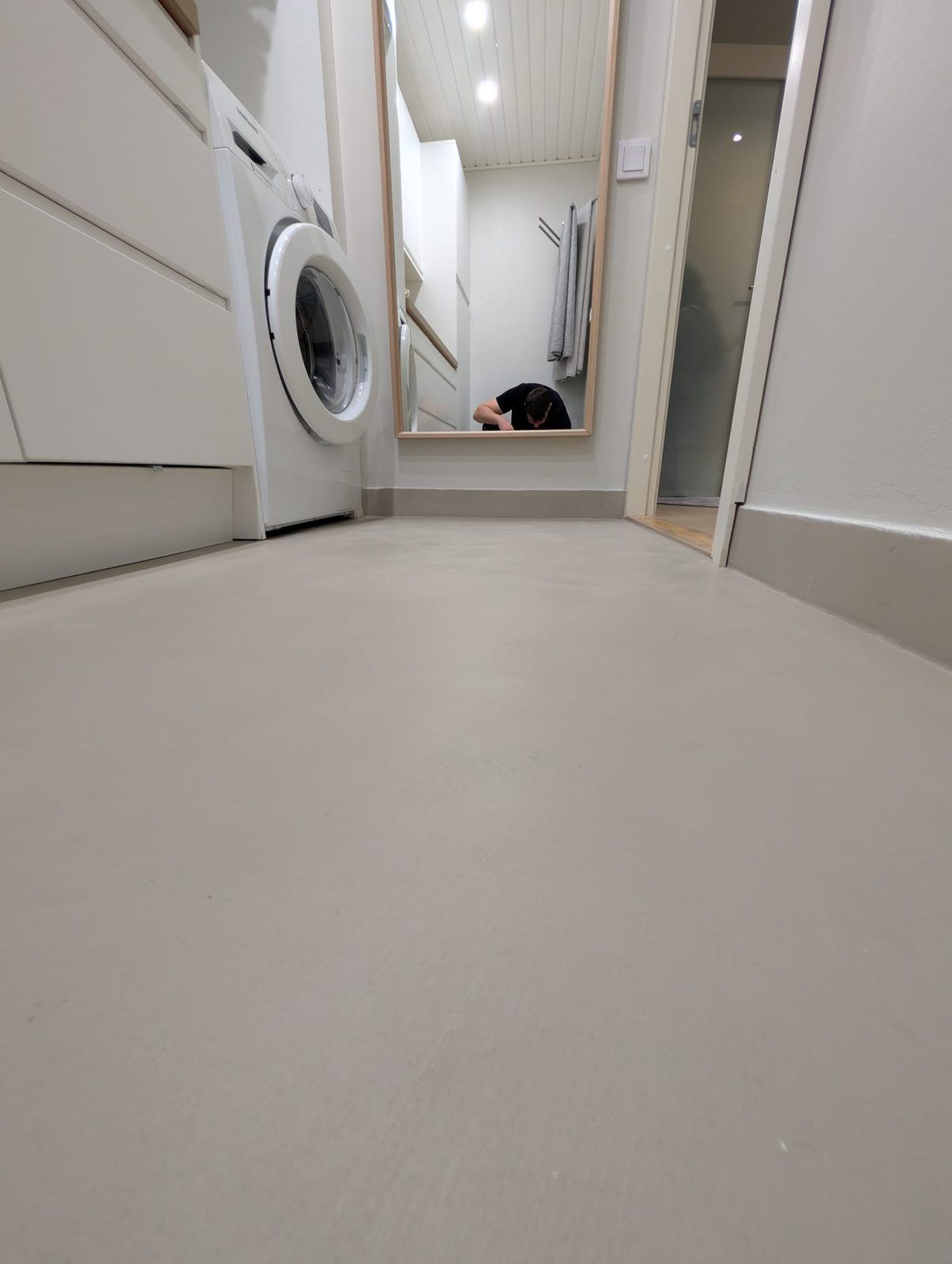 Mikrosementtilattia kodinhoitohuoneessa Tampereella