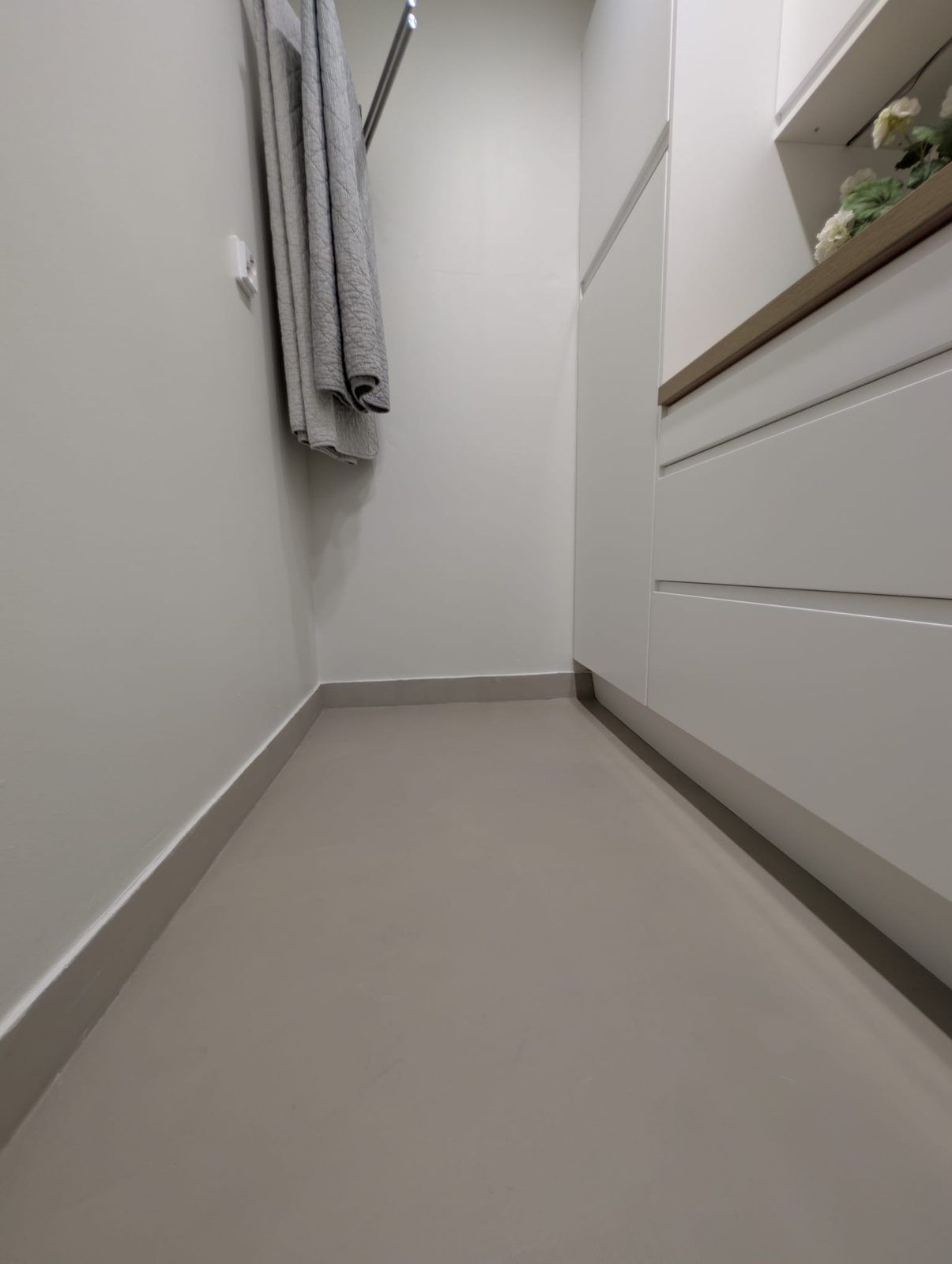 Mikrosementtipinnoitettu kodinhoitohuone Tampereella