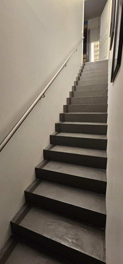Mikrosementillä pinnoitetut portaat Tampereella