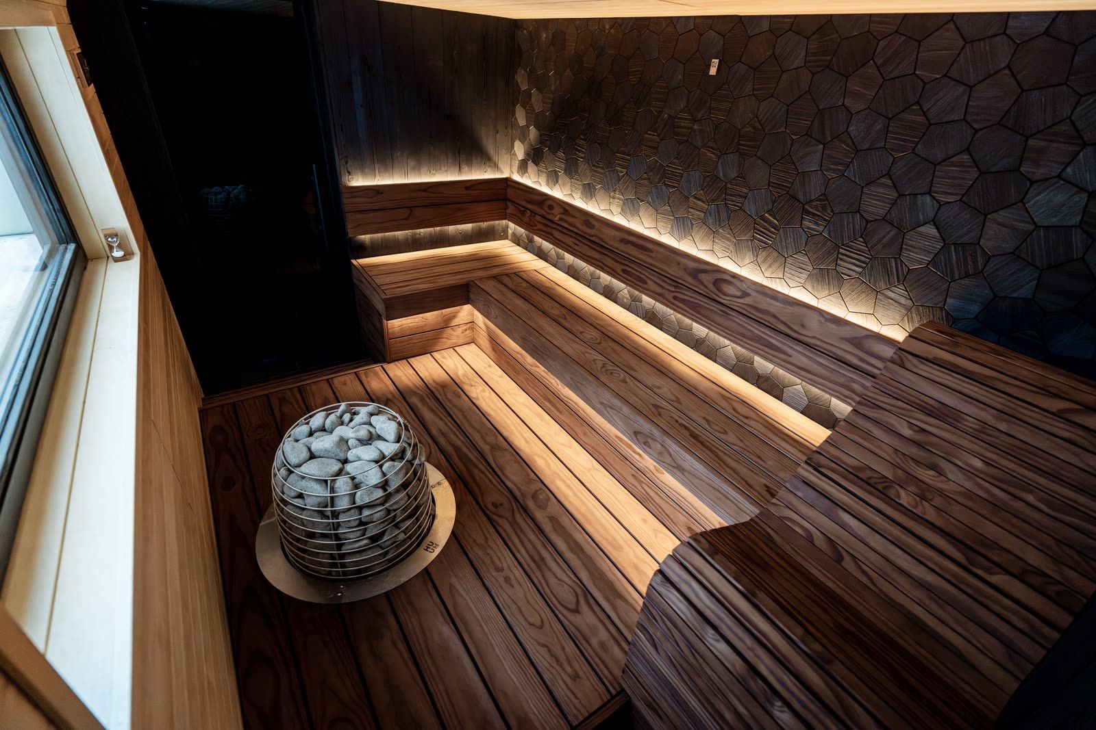 Moderni sauna LED-valaistuksella ja kiukaalla Tampereella