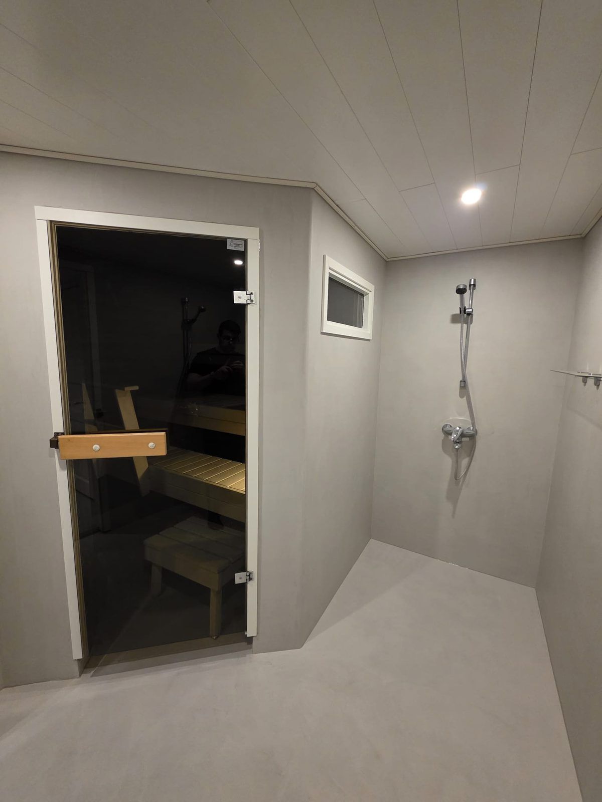 Mikrosementtipesuhuone ja lasiovinen sauna Tampereella