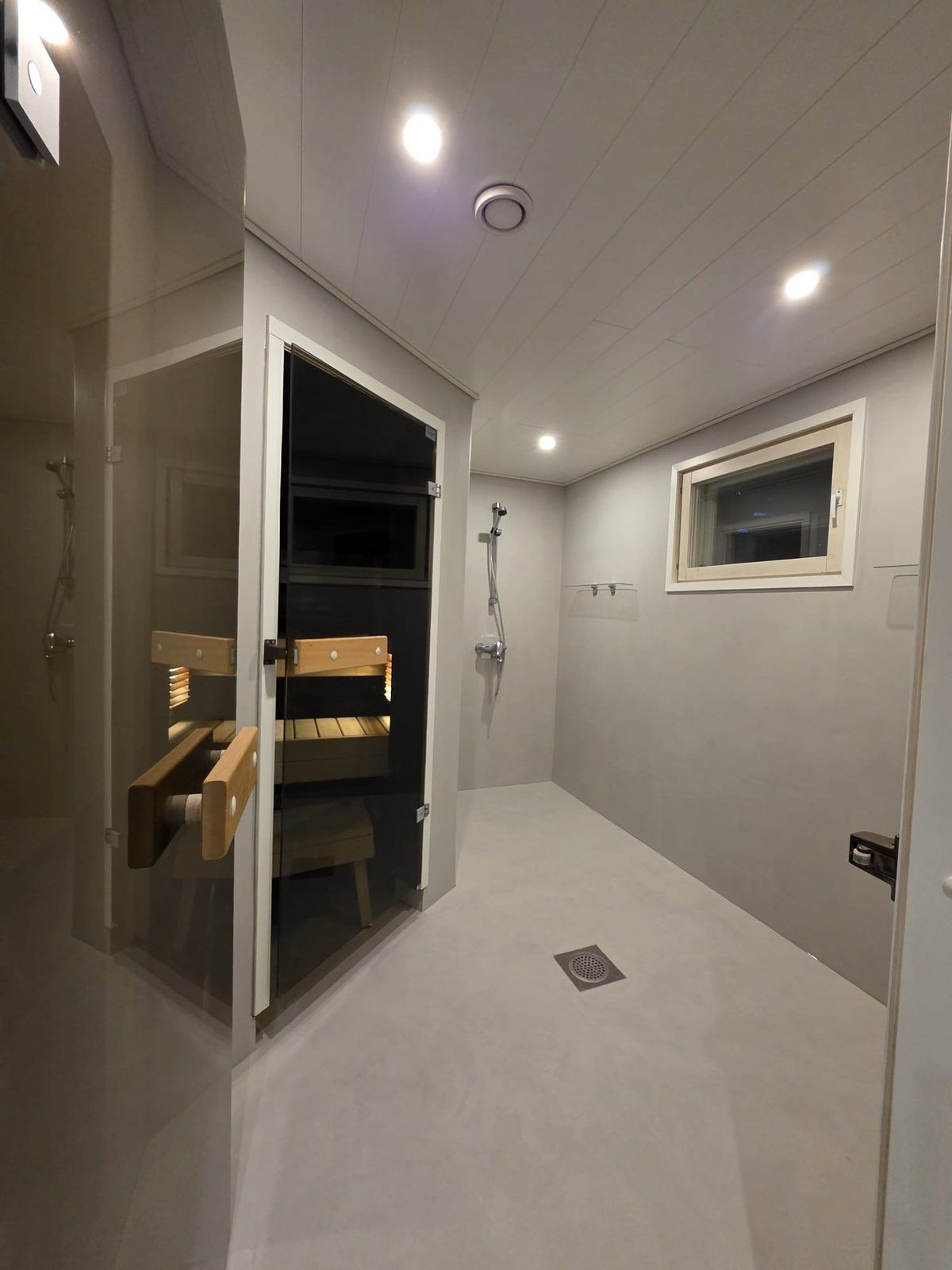 Mikrosementtipesuhuone, lasiovinen sauna ja suihku Tampereella