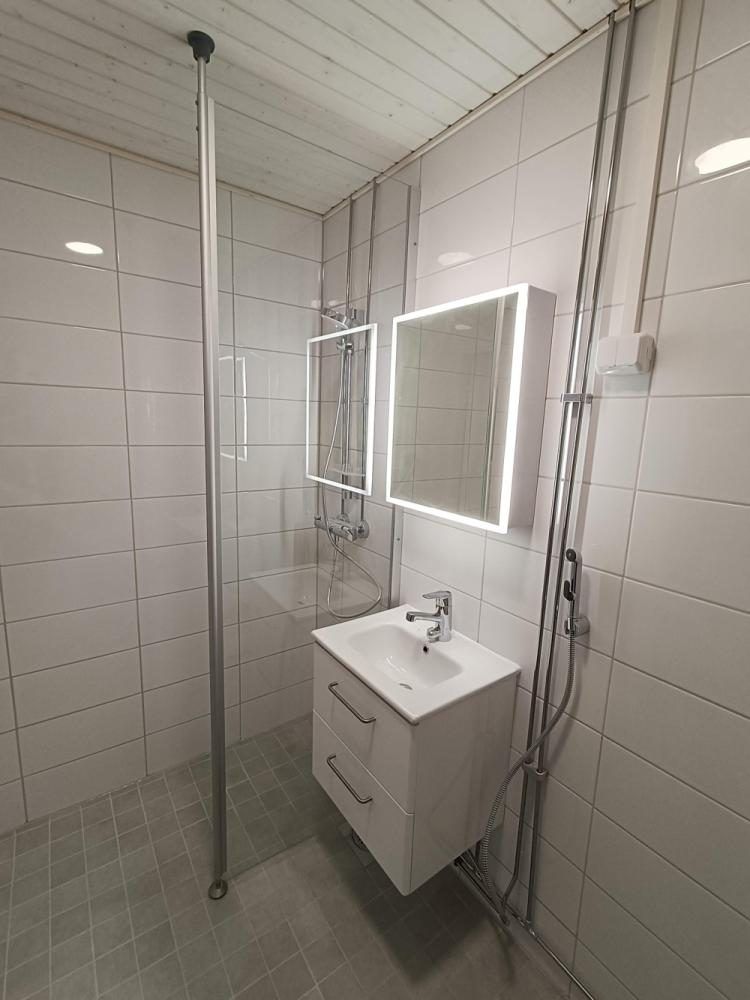 Valkolaatoitettu suihku uusituin saumoin Tampereella