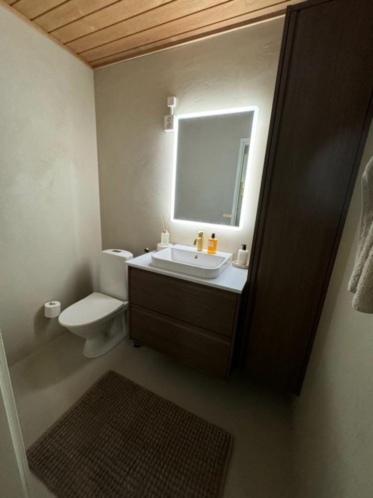 WC mikrosementtiseinin, puurimakatto ja LED-peili Tampereella