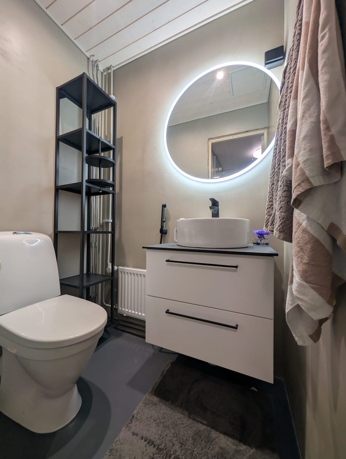 Mikrosementti-wc, pyöreä LED-peili ja malja-allas Tampereella